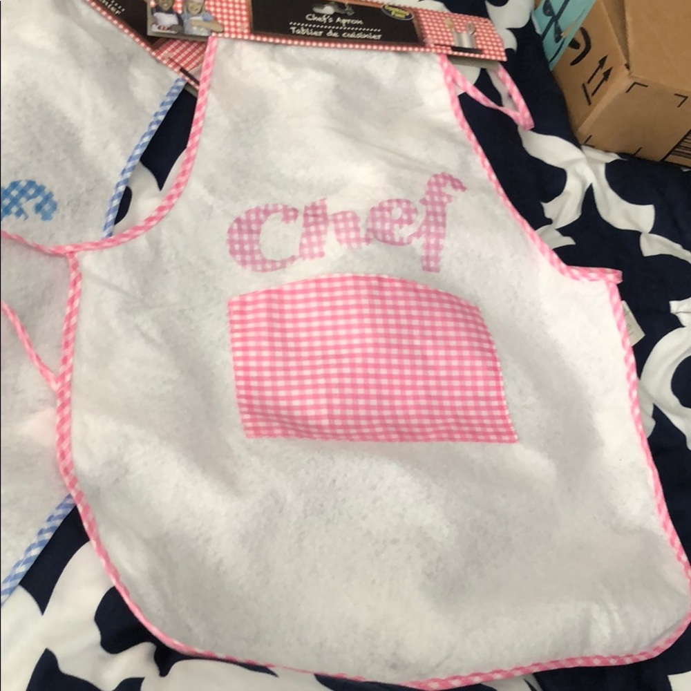 Kids Chef Set 4 set for the price of one. 2 pink and 2 blue.